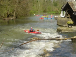  在 Jarcy 磨坊划皮划艇 